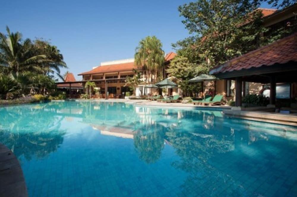 Laras Asri Resort & Spa Салатіга Екстер'єр фото